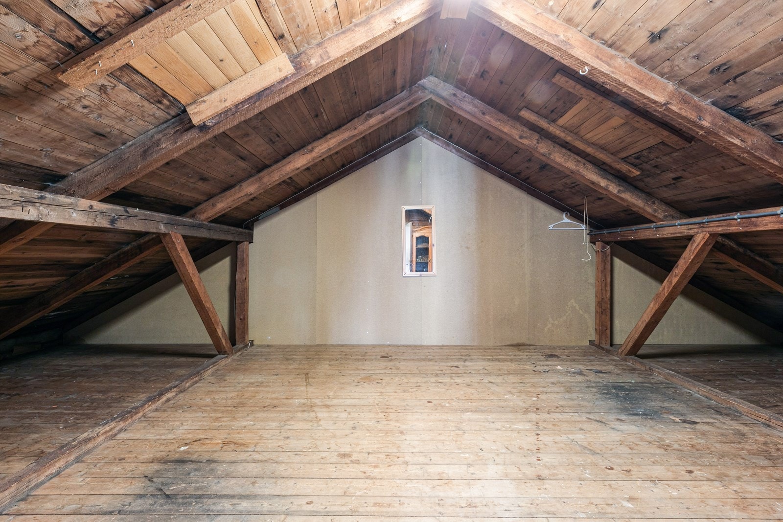 Boligens øverst rom er loftet. Her er det godt med oppbevaringsplass. Galleribilde