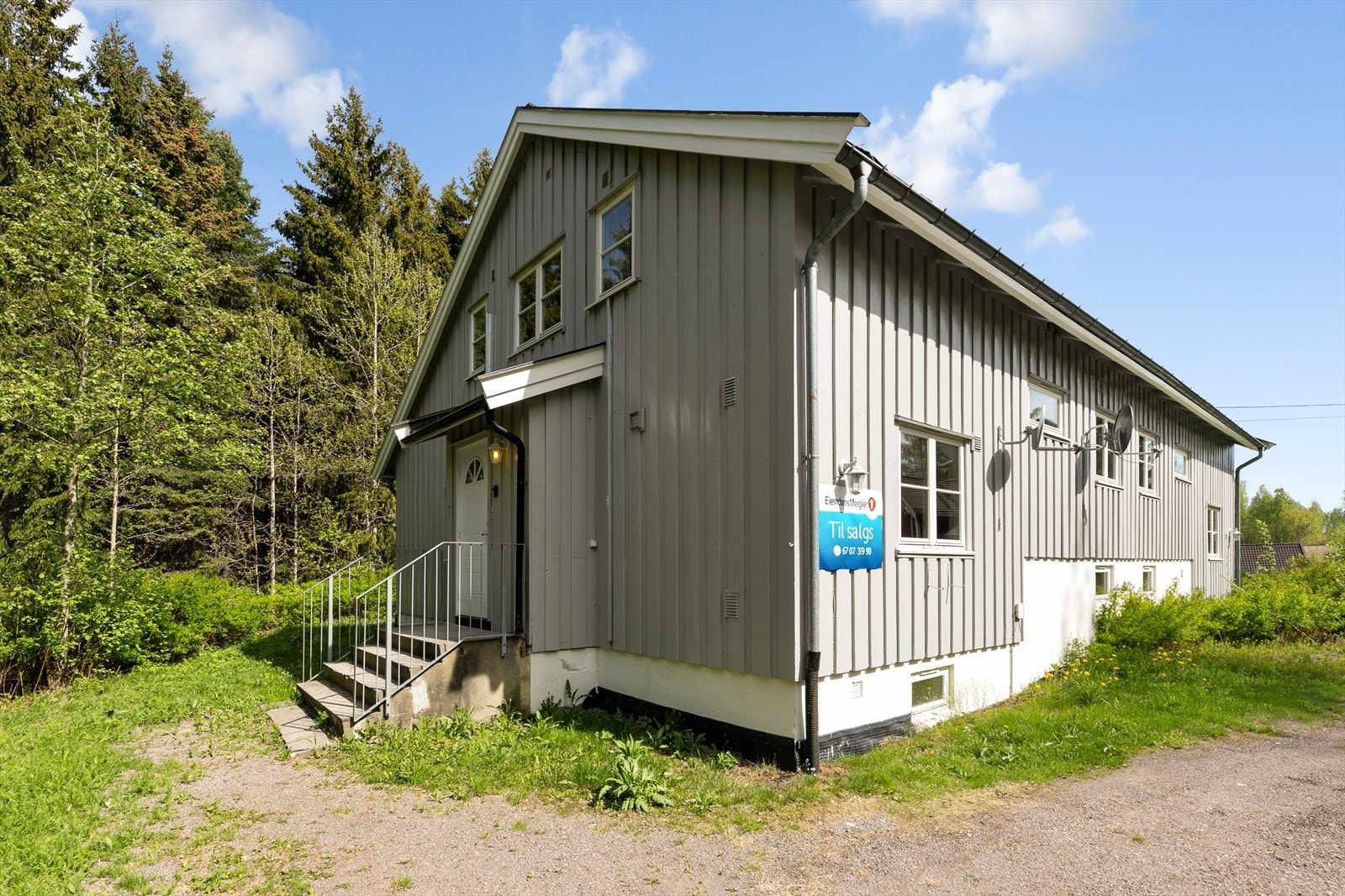 Usjenert inngangsparti hvor det er god plass til å etablere en hyggelig uteplass. Galleribilde