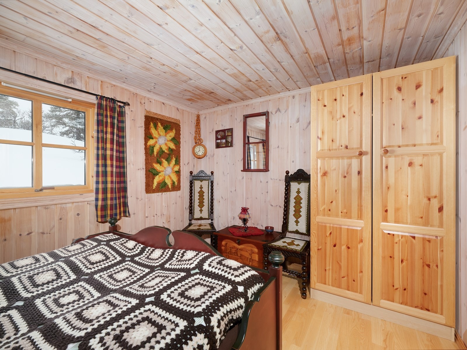 Hovedsoverommet er innredet med dobbeltseng og integrert garderobeskap. Galleribilde