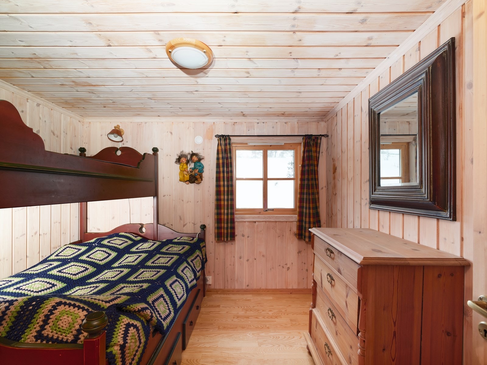 Et soverom er innredet med familiekøye. Galleribilde