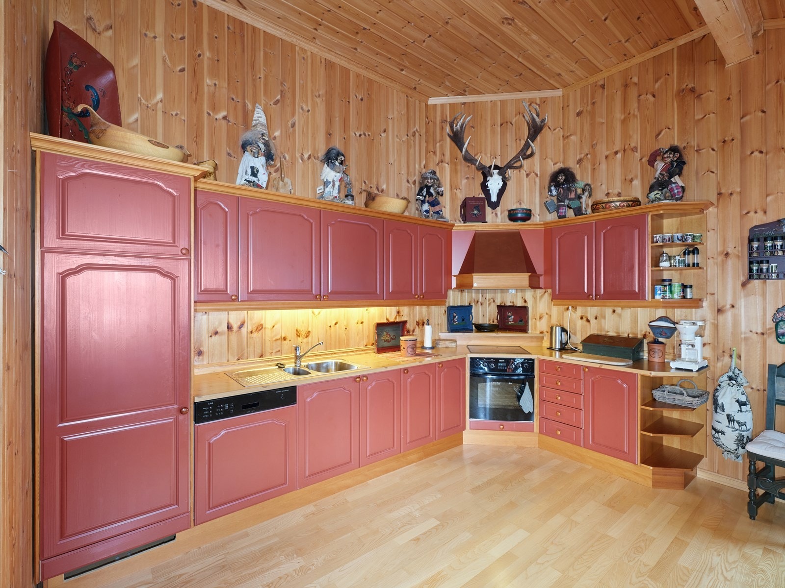 Godt med skap- og benkeplass på kjøkkenet. Galleribilde