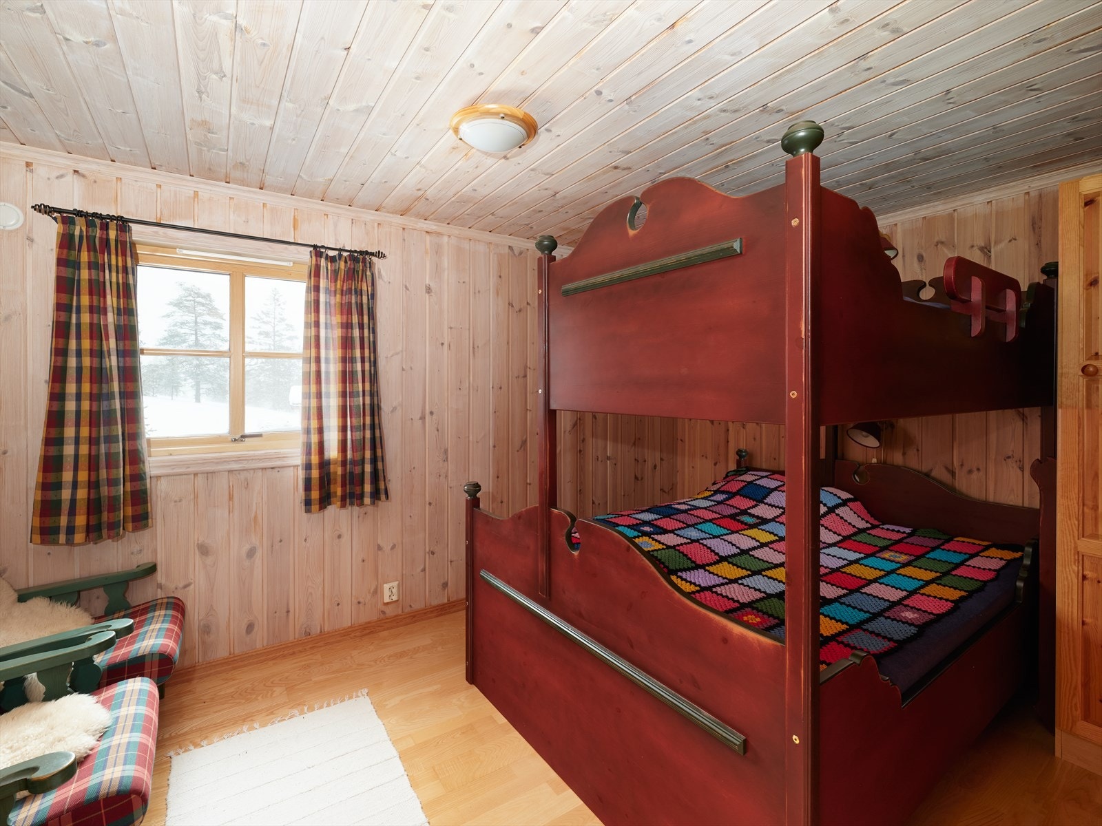 Tre soverom er innredet med familiekøye. Galleribilde