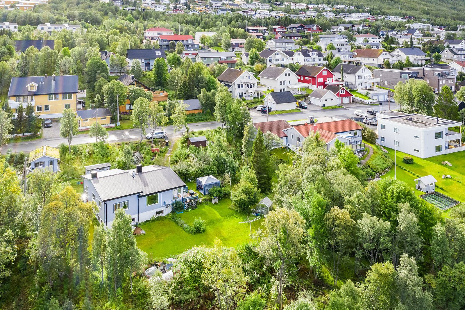 Gangavstand til alt du trenger, som matbutikk, treningssenter, skole, barnehage og gode bussforbindelser