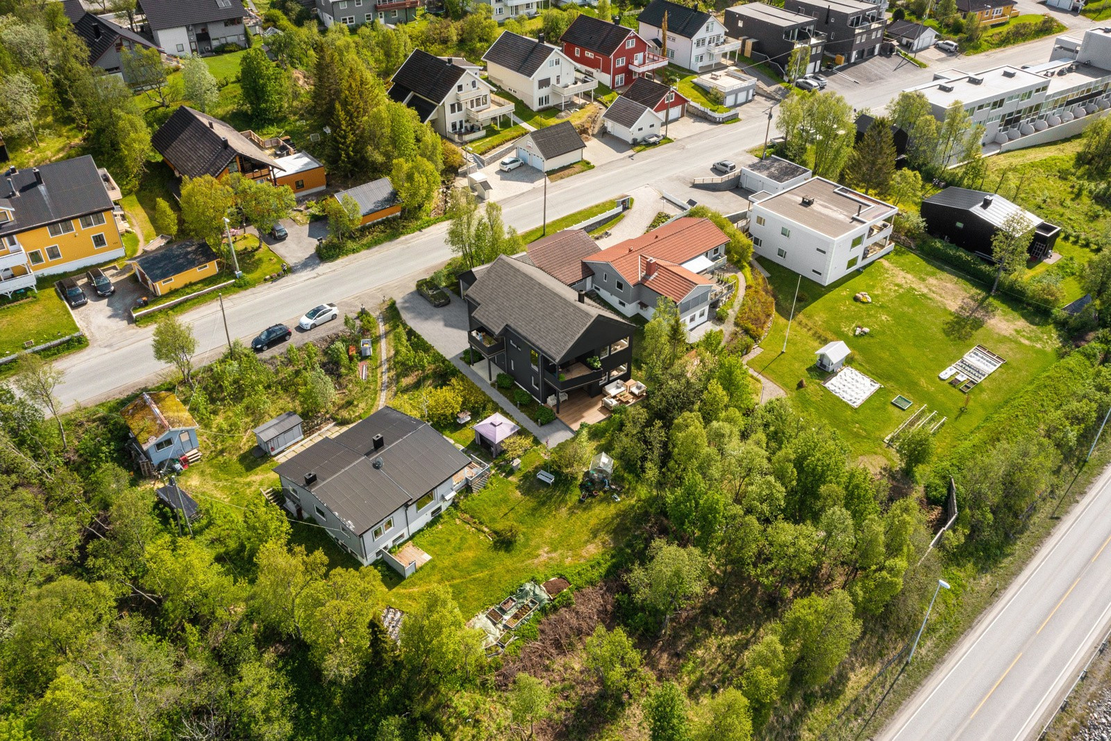 3D illustrasjon av eksempel plassert på tomta på husmodell Nevie for skrå tomt. Boligbilde lånt fra www.abchus.no