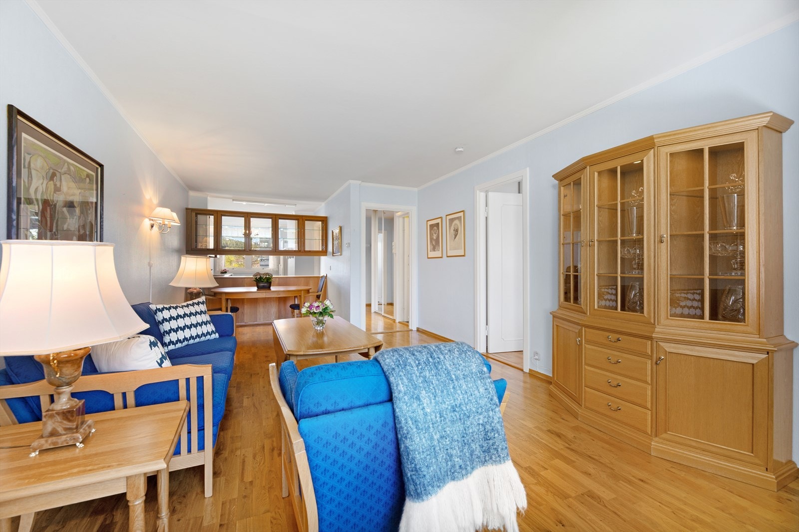 Det er en flott stue med lys fra 2 sider Galleribilde
