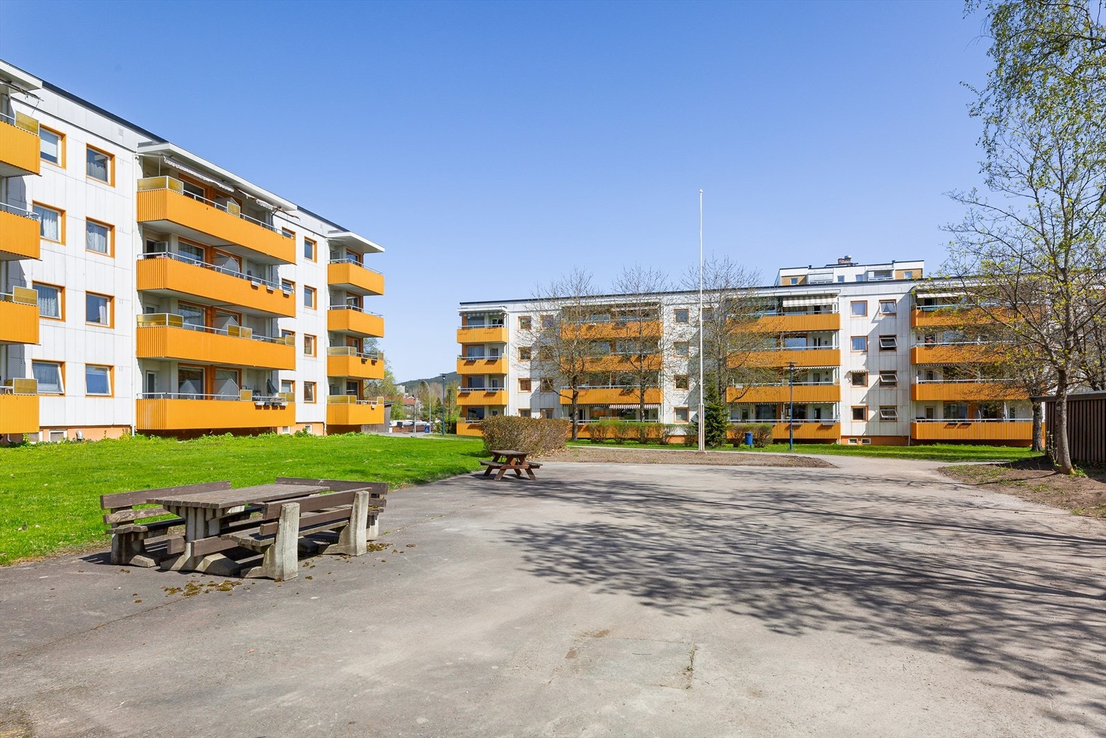 Sittegrupper og flaggstang for høytidsdager Galleribilde