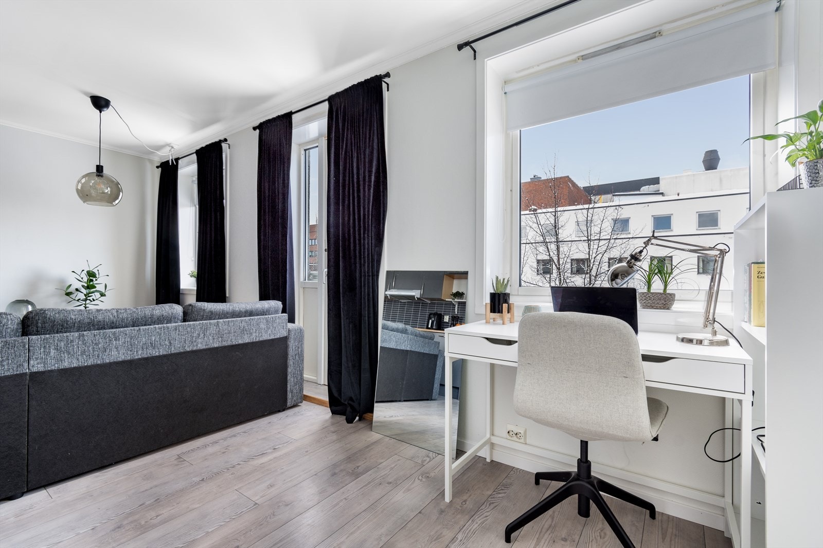 Planløsningen sørger for flere møbleringsalternativer som her er godt utnyttet med praktisk hjemmekontorløsning. Galleribilde