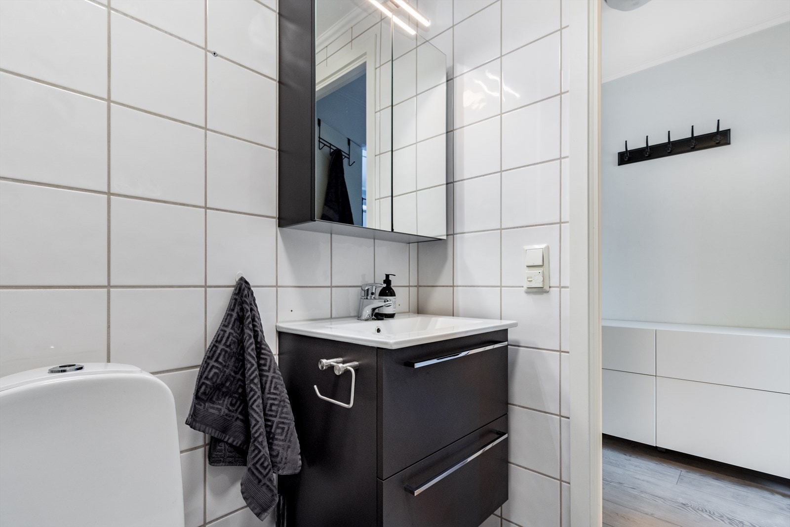 Badet er oppgradert i 2021 med ny baderomsinnredning og dusjhjørne. Galleribilde