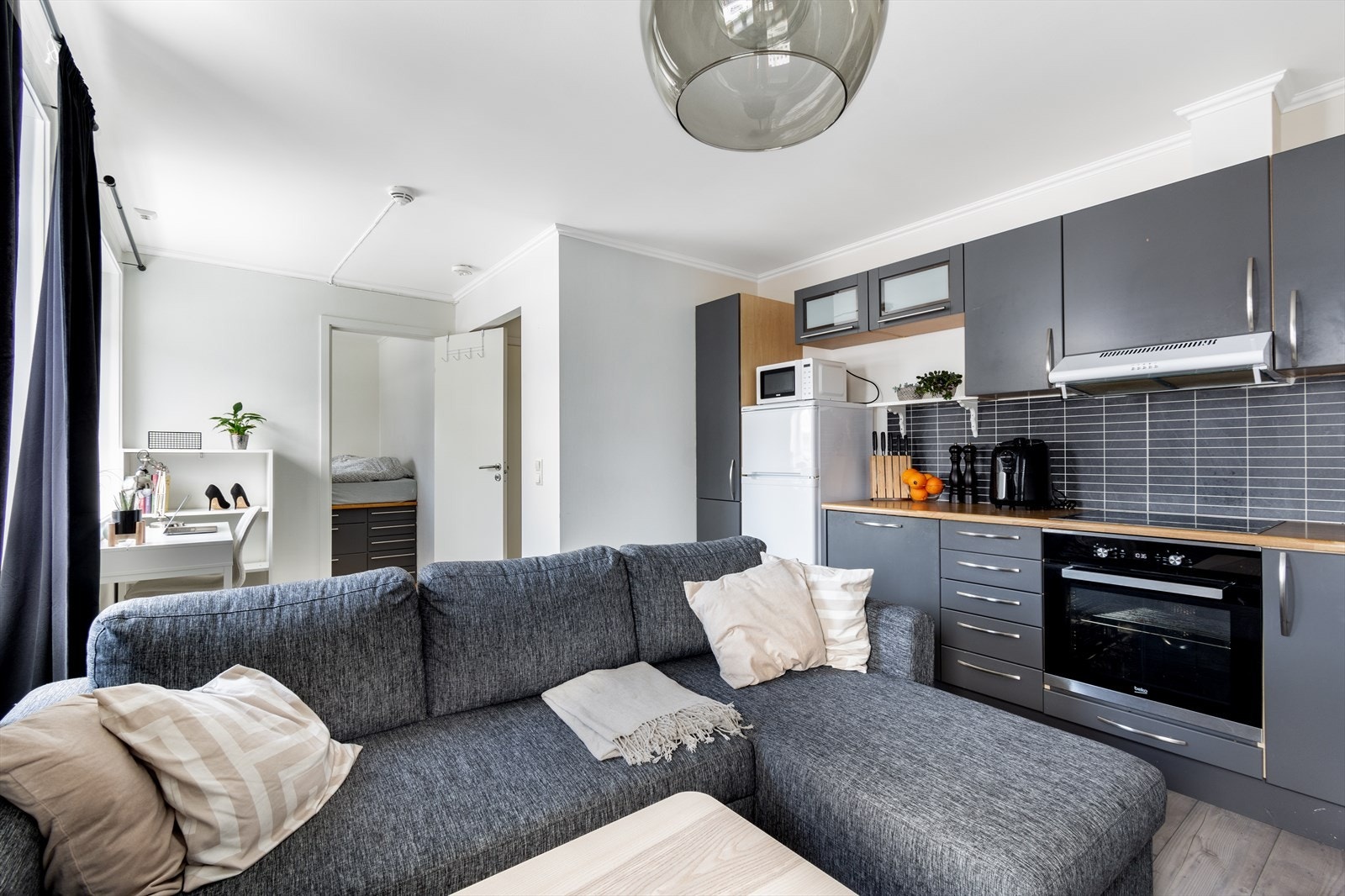 Leiligheten ligger i 3. etasje i Kaffestova borettslag, her er det meste inkludert i felleskostnadene, bla. renhold av fellesarealer, TV/internett samt drift- og vedlikehold i bygget. Galleribilde