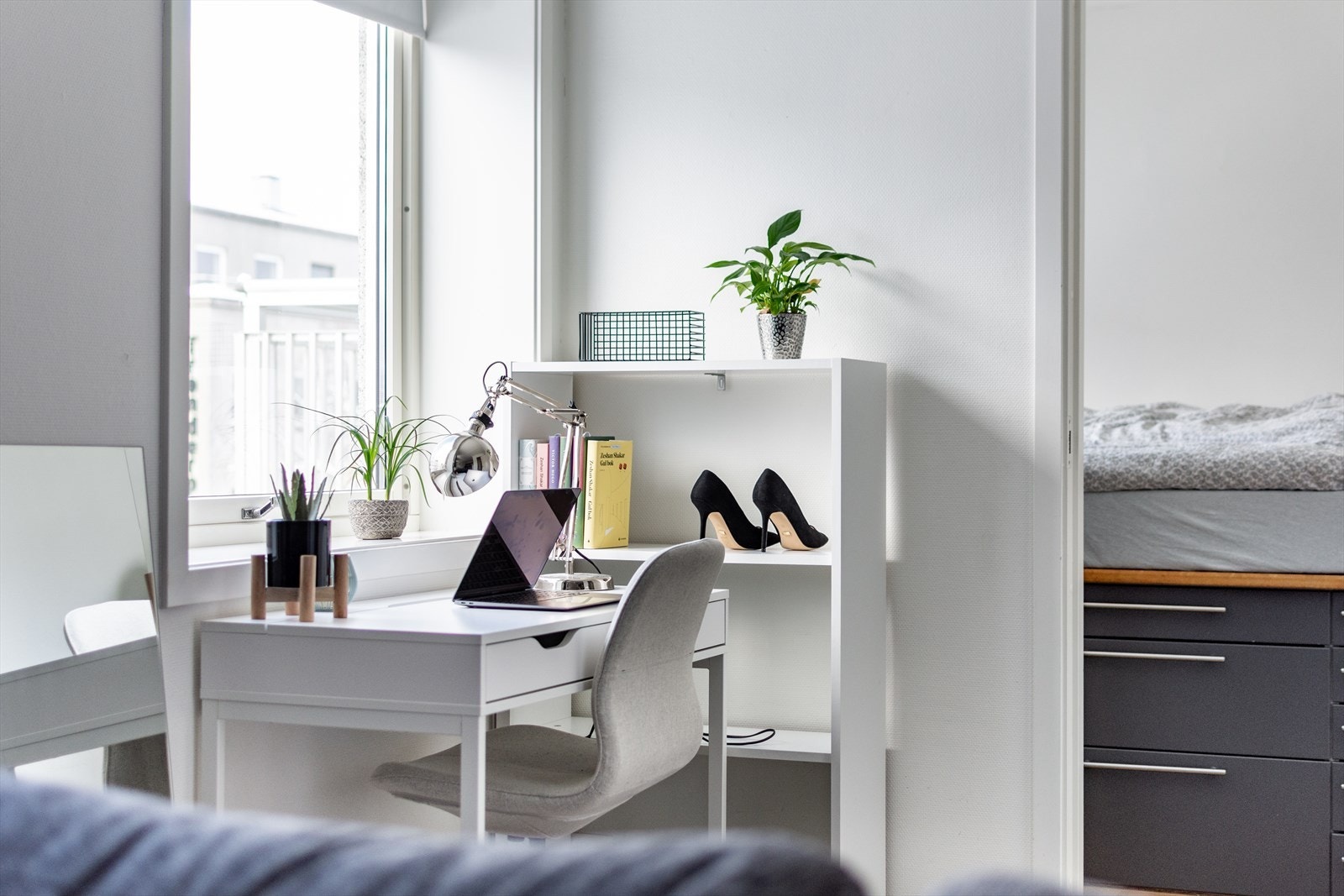 Leiligheten er på 28m² med praktisk planløsning som gir god plass til sittegruppe, hjemmekontorløsning samt et lyst og delikat soverom på ca. 4,5m². Galleribilde