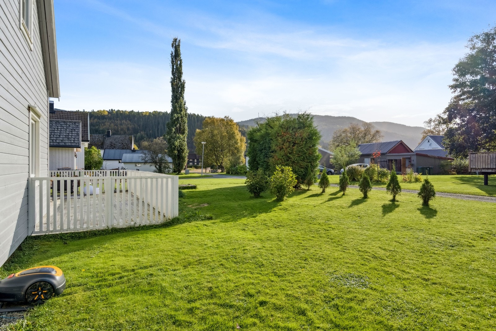 Hagen har plen med rikelig med boltreplass for de minste, og det er også umiddelbar nærhet til marka. Galleribilde