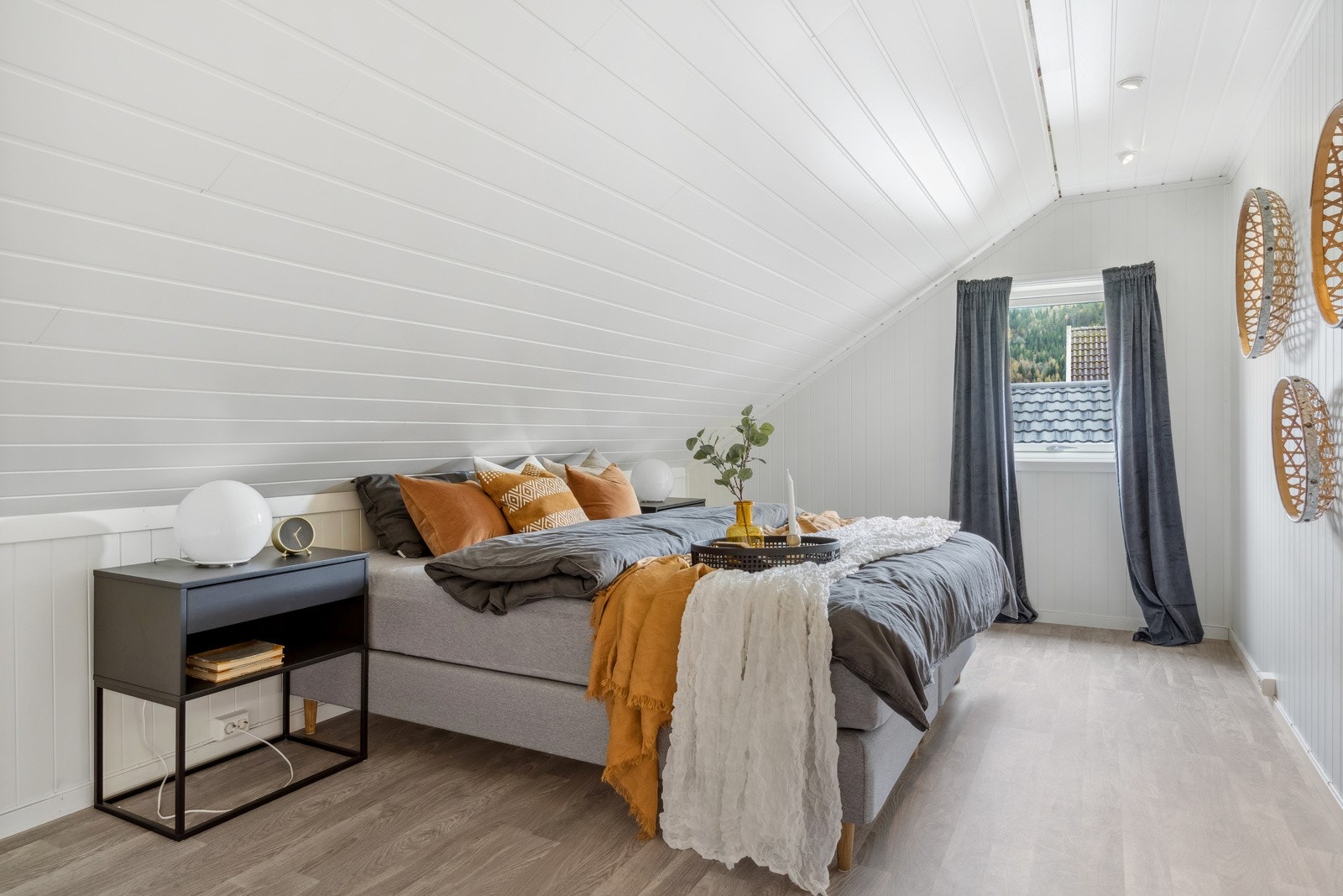 Romslig hovedsoverom med god plass til dobbeltseng og annen innredning. Galleribilde