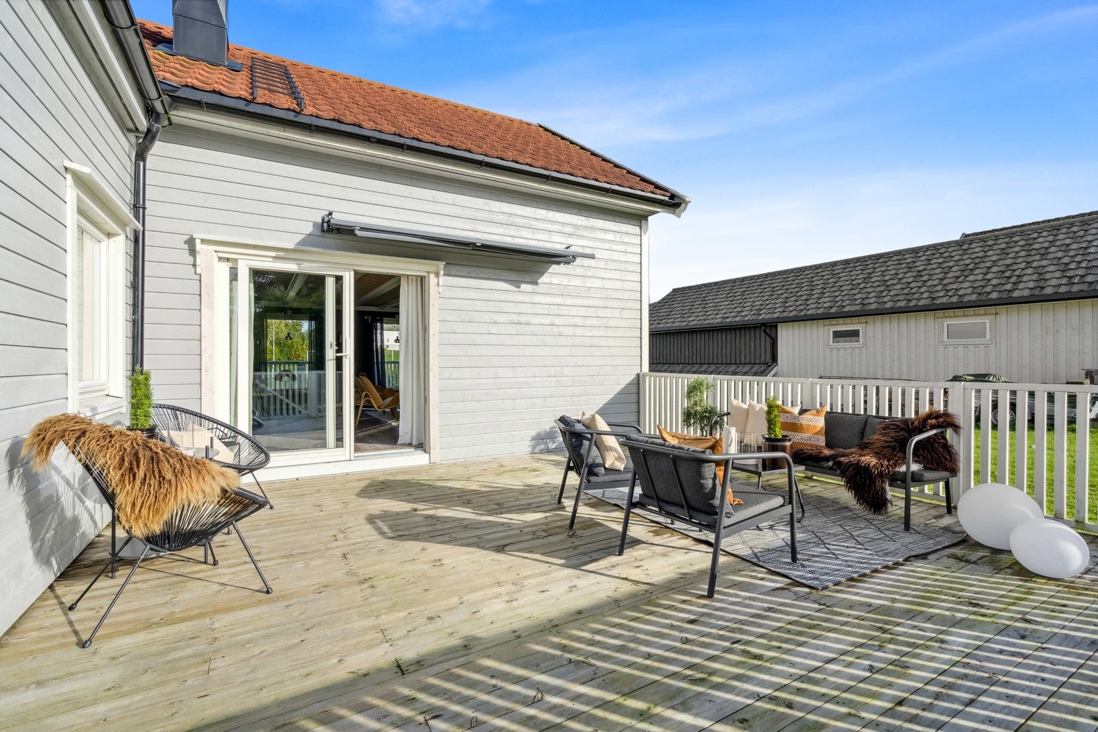 Stor og skjermet terrasse. Her har du gode solforhold. Galleribilde