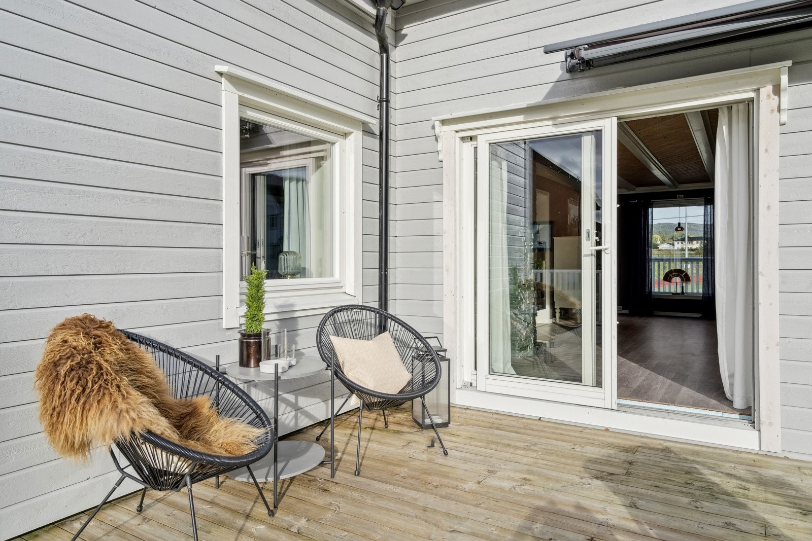 Fra stuen har man utgang til en stor og solrik terrasse. Galleribilde