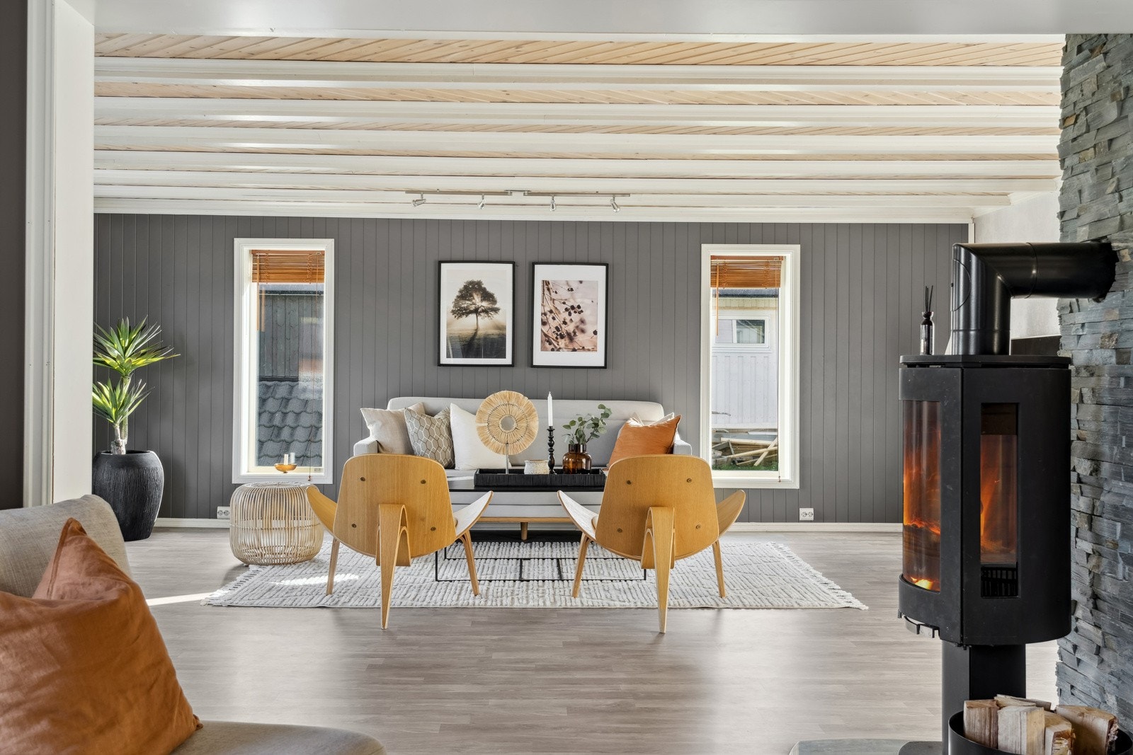 Stuen er utstyrt med vedovn som varmer på kalde vinterdager. Galleribilde