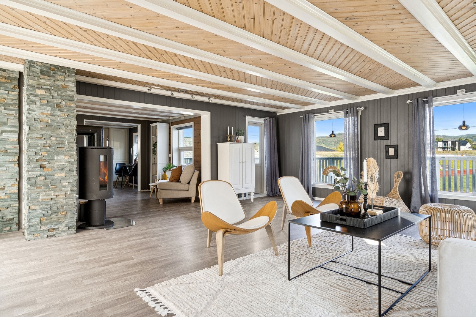 De mange vinduene gir rikelig med lysinnslipp på stuen. Galleribilde