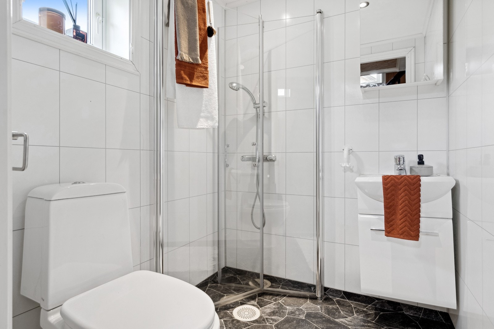 Badet i 1. etasje ble oppgradert i 2011 og har en praktisk romløsning. Galleribilde