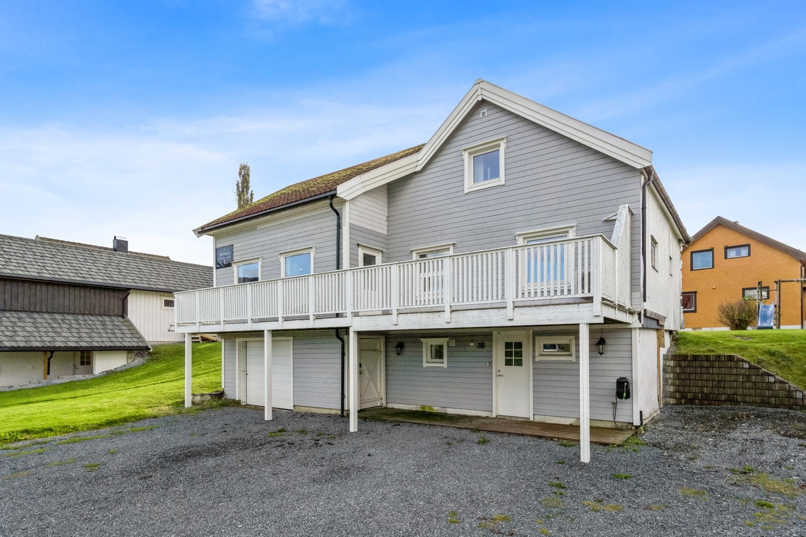 Boligen har stor garasje på hele 30 kvm. Galleribilde