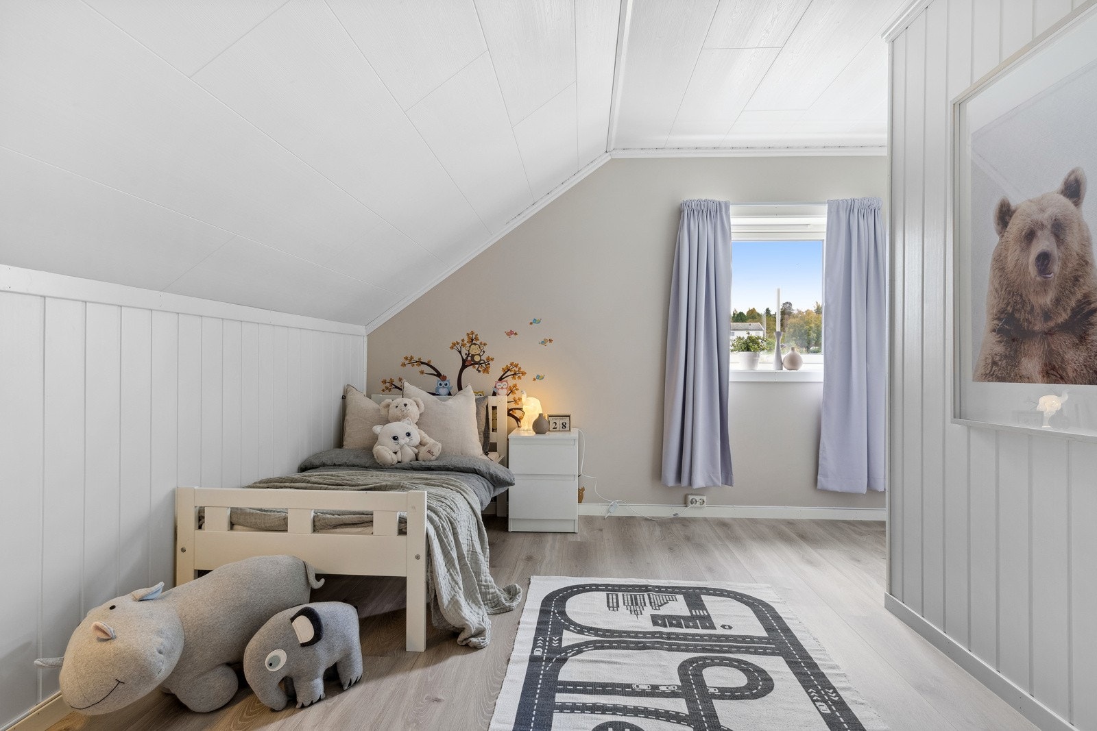 Romslig og lyst soverom med god plass til møblering. Galleribilde