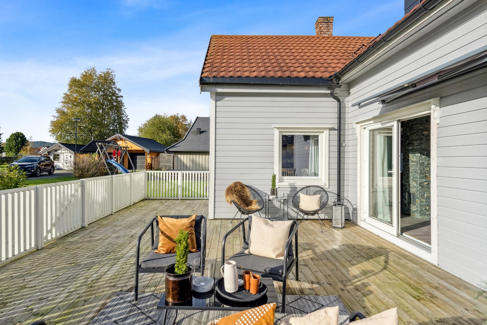 Terrassens utforming skaper naturlige soner. Det er god plass til ulike sittegrupper. Galleribilde