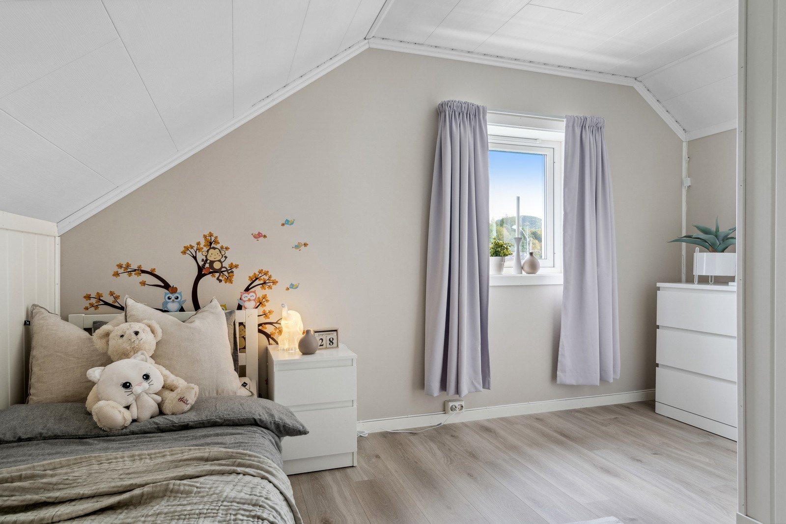 Boligen har 3 soverom med god plass, perfekt til en barnefamilie. Galleribilde