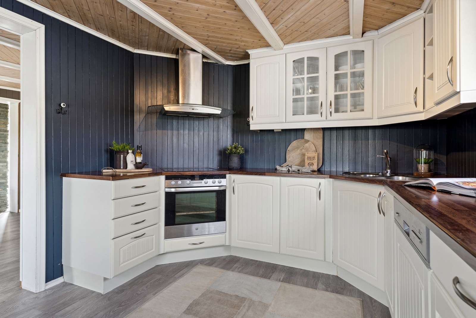 Kjøkkenet har integrert kjøleskap, oppvaskmaskin, stekeovn og platetopp. Galleribilde