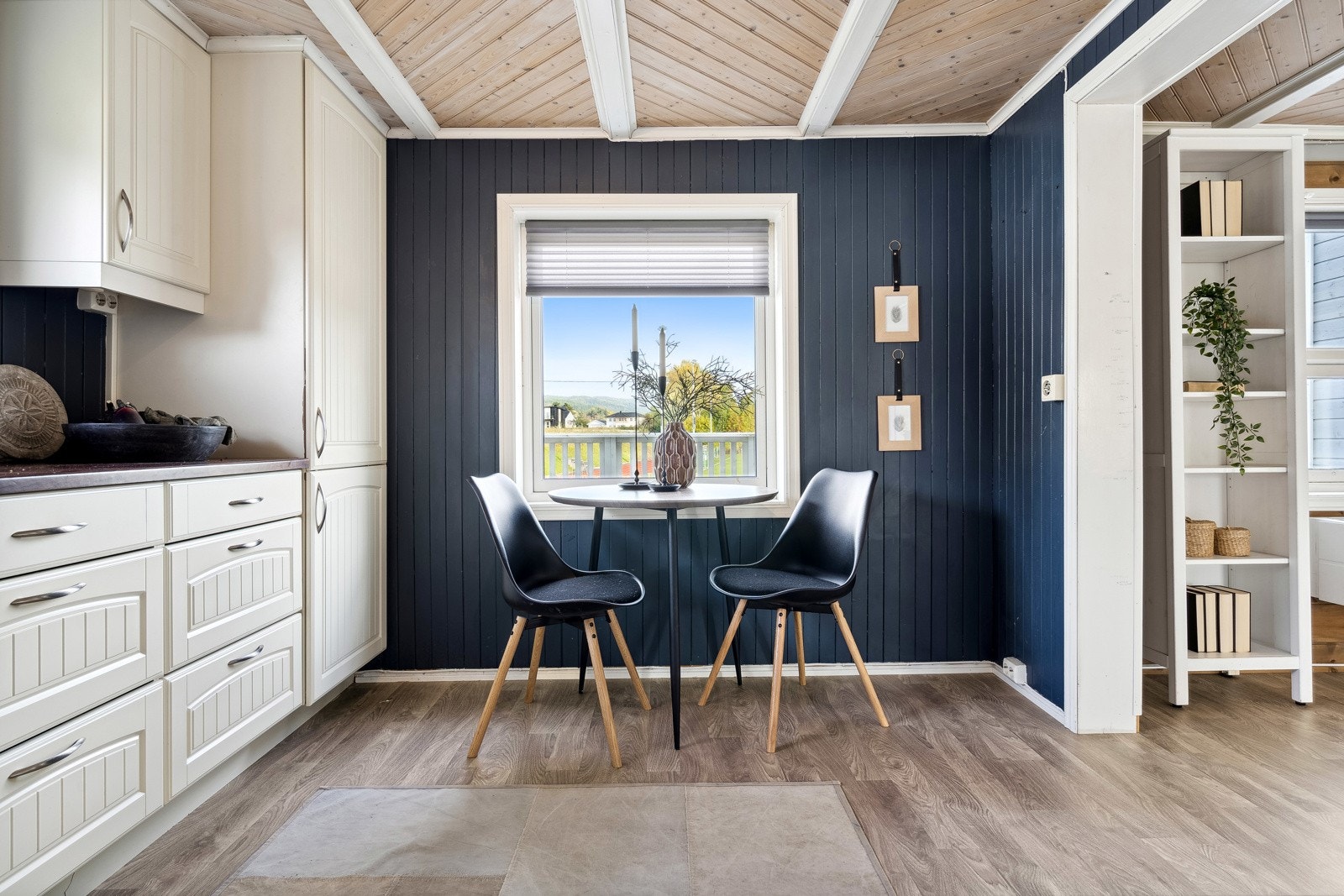 På kjøkkenet er det også plass til en mindre spisegruppe. Galleribilde