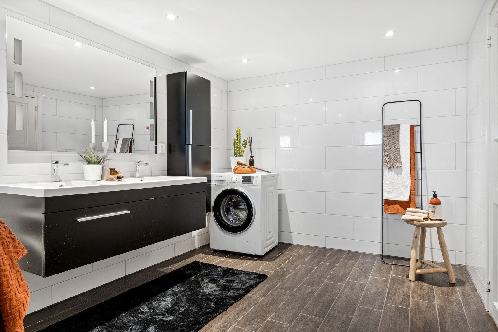 Badet i kjeller har flislagte vegger og gulv, og opplegg for vaskemaskin. Galleribilde