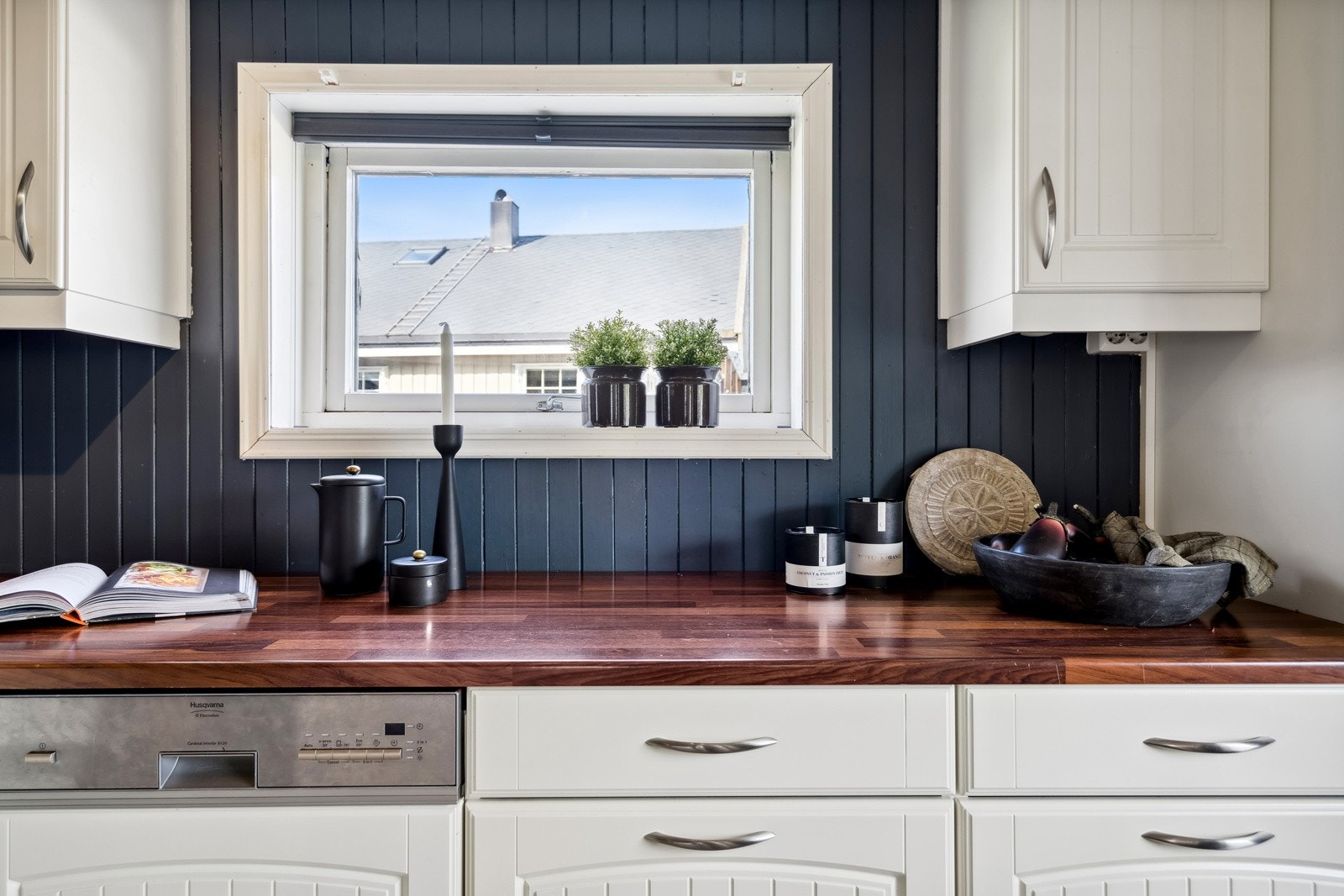 Vinduet på kjøkkeet sørger for en lys og luftig atmosfære. Galleribilde