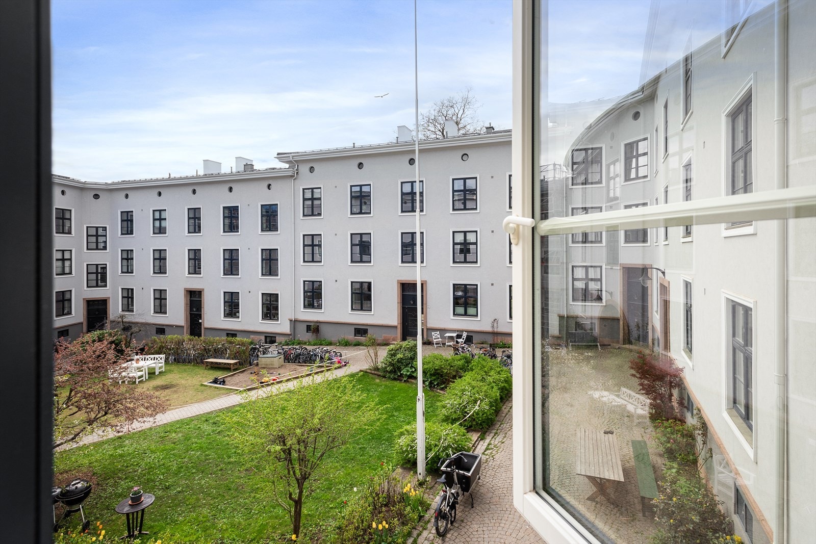 Det ene soverommet vender inn mot bakgård Galleribilde