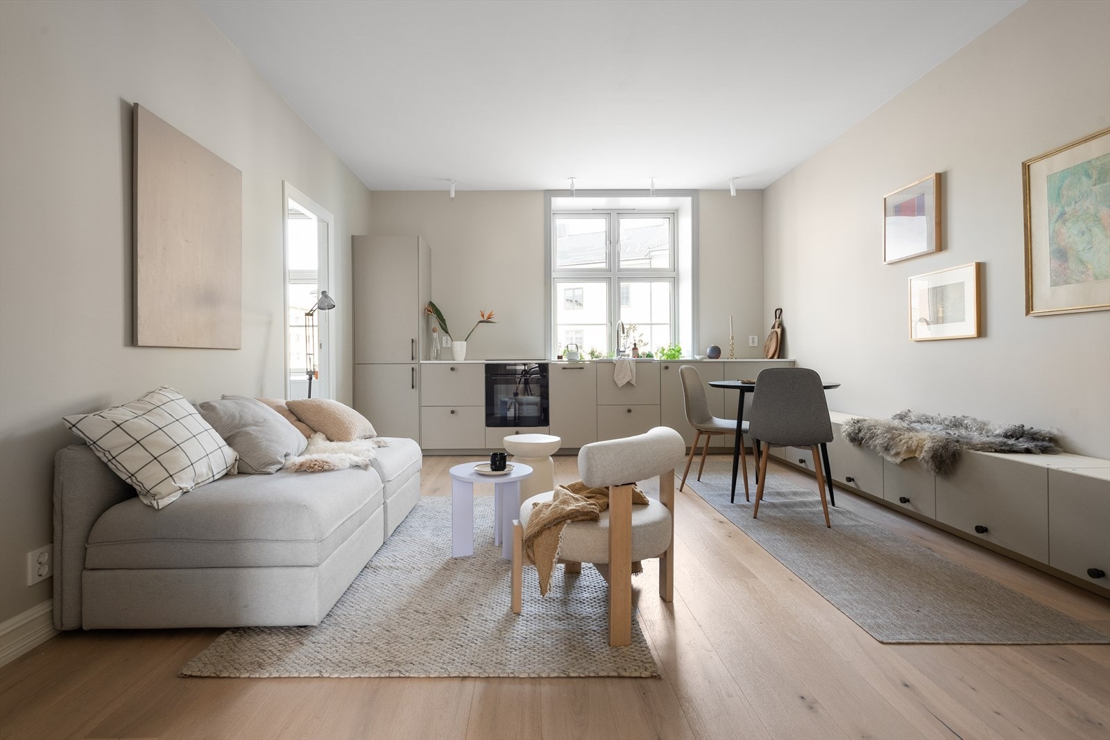 Oppholdsrom med plass til sofagruppe og stort spisebord Galleribilde