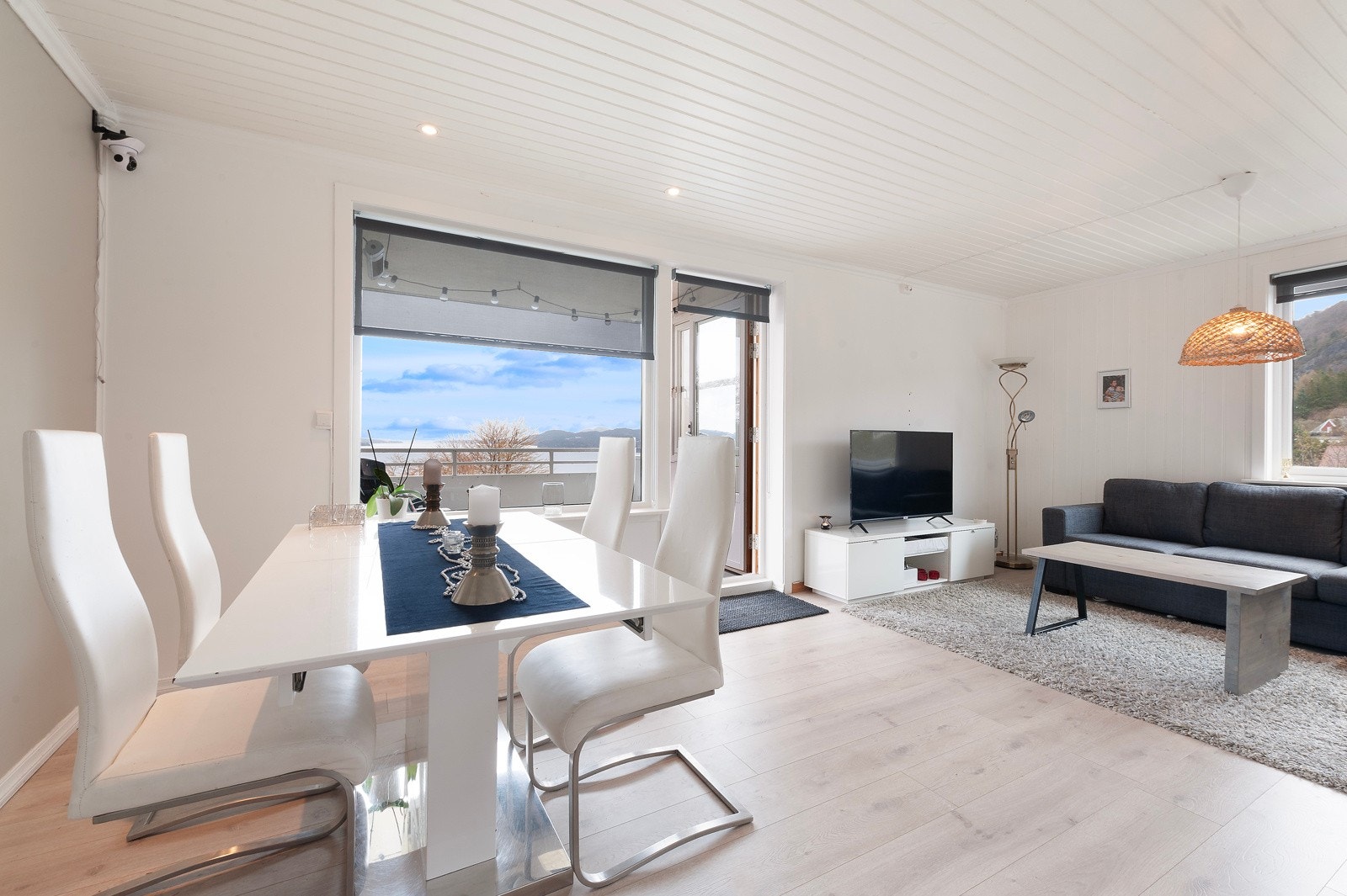 Store vindusflater og gode naturlige lysforhold. Galleribilde