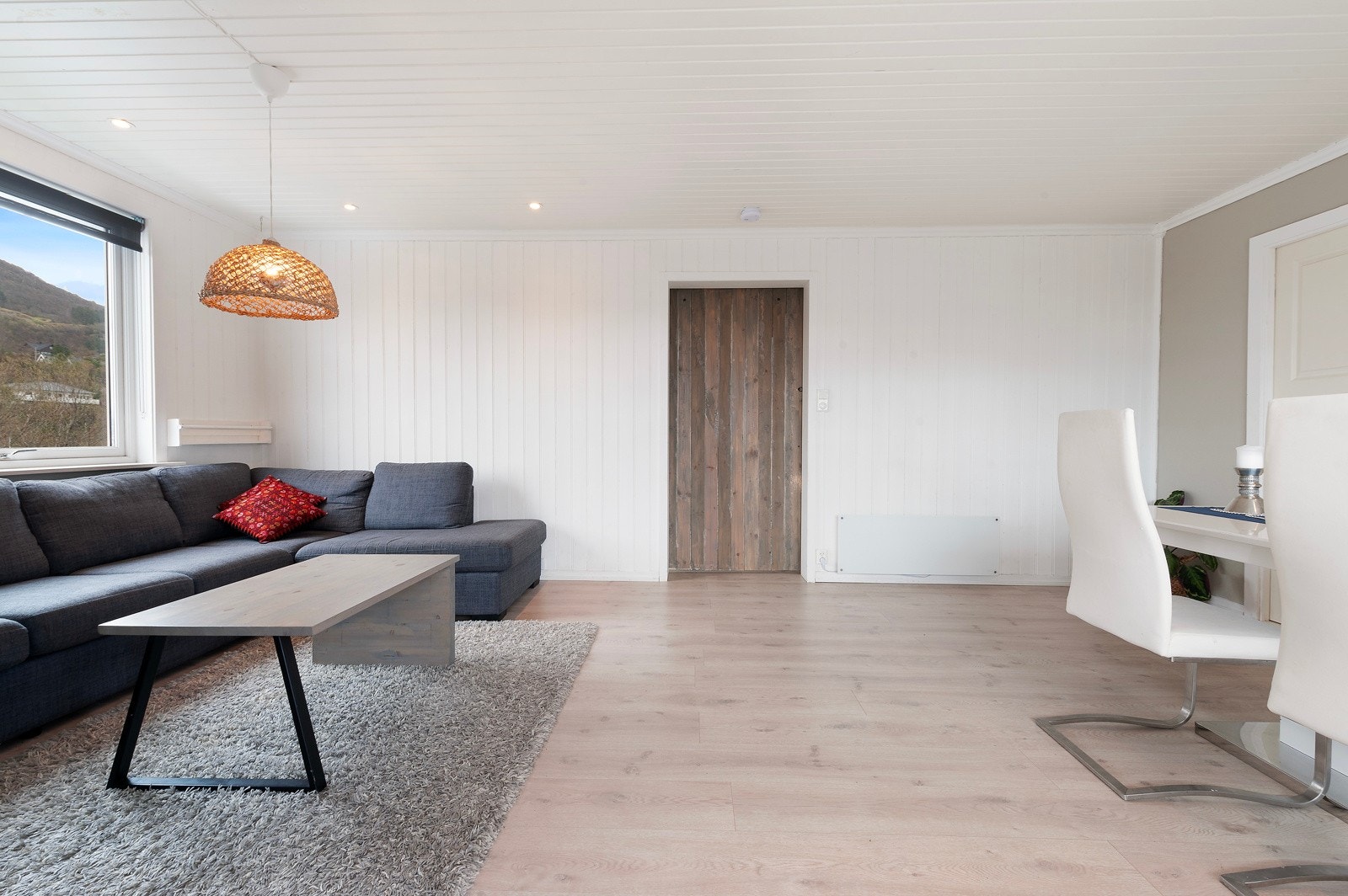 Leiligheten har stilrene farger og lyst laminatgulv. Galleribilde