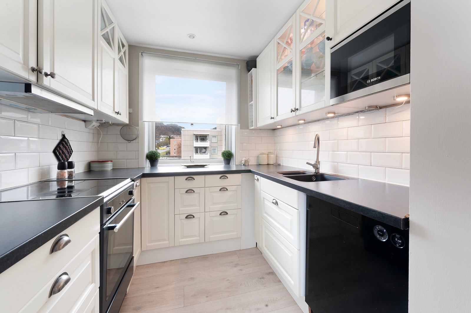 Innholdsrikt kjøkken med profilerte fronter. Galleribilde