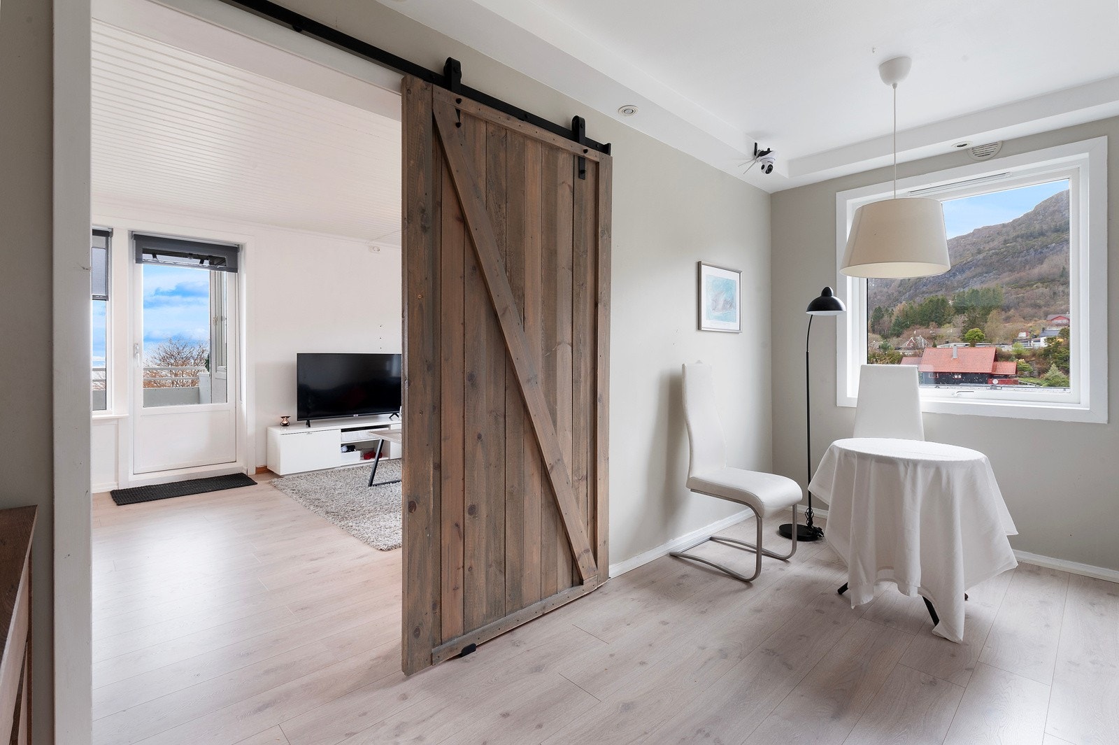 Garasjer/parkeringsplasser tildeles etter søknad til styret og fordeles i henhold til venteliste (parkering er avgiftsbelagt). Galleribilde