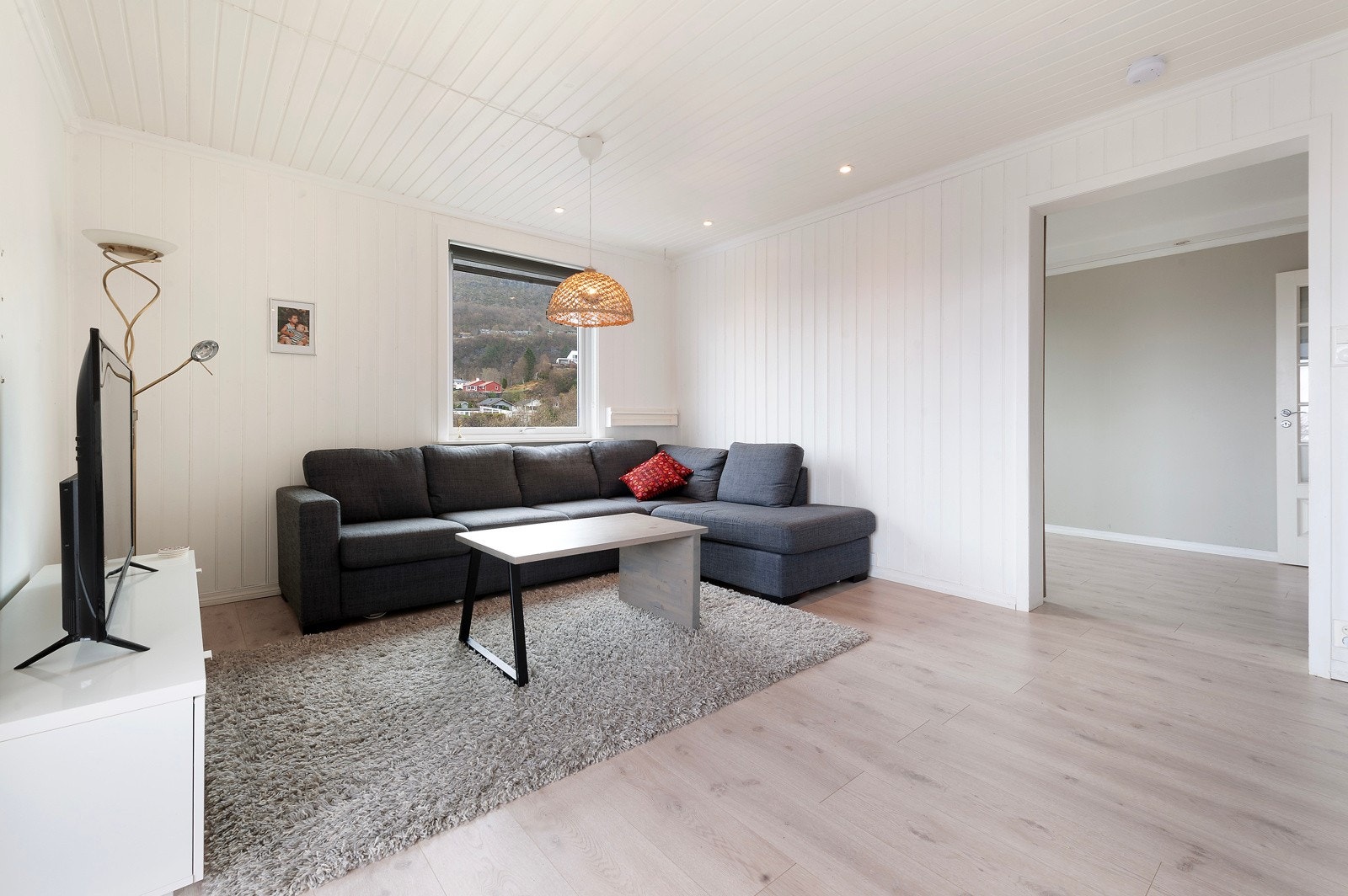 Månedlig felleskostnad inkluderer blant annet kabel-TV og bredbånd (basispakke) via Bergen Fiber (Altibox). Galleribilde