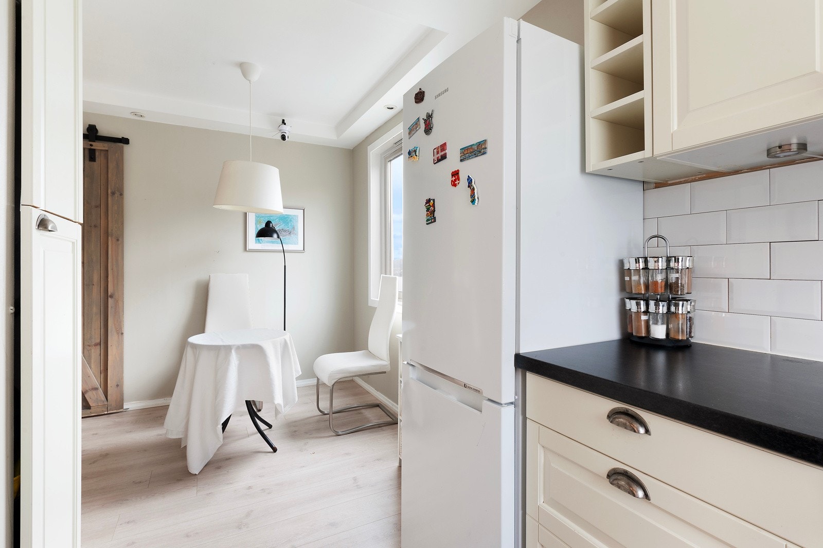 Ved kjøkkenet er det også plass til spisebord eller lesekrok. Galleribilde