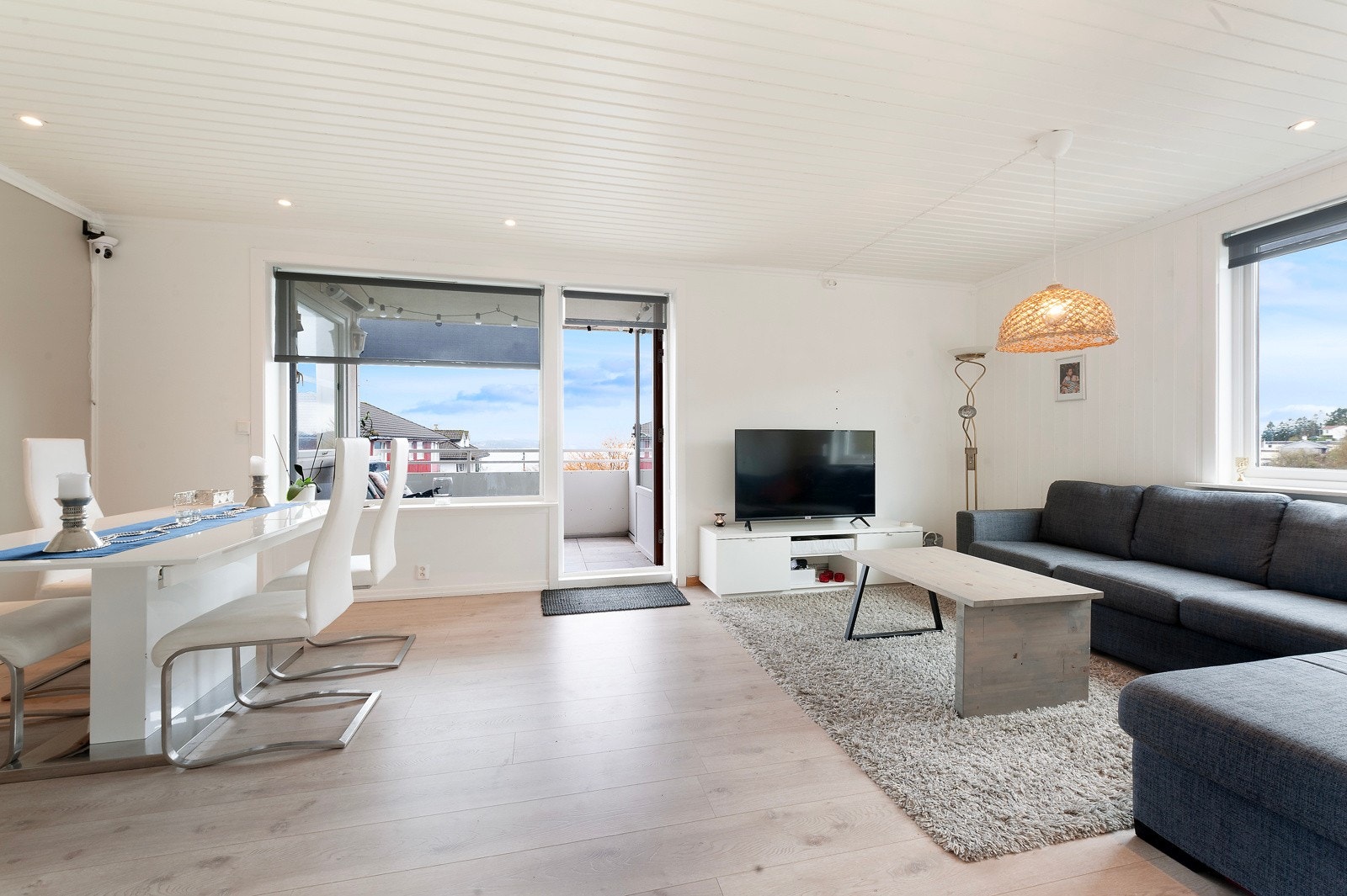 Lys og fin stue med god plass til sofa og spisebord. Galleribilde