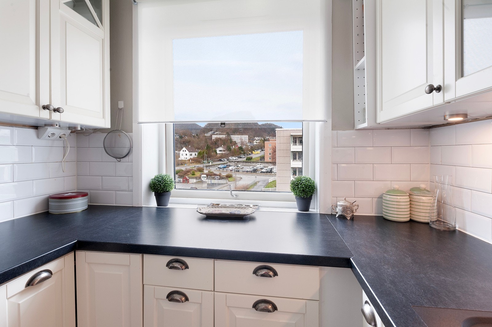 Det er godt med skap- og benkeplass. Galleribilde