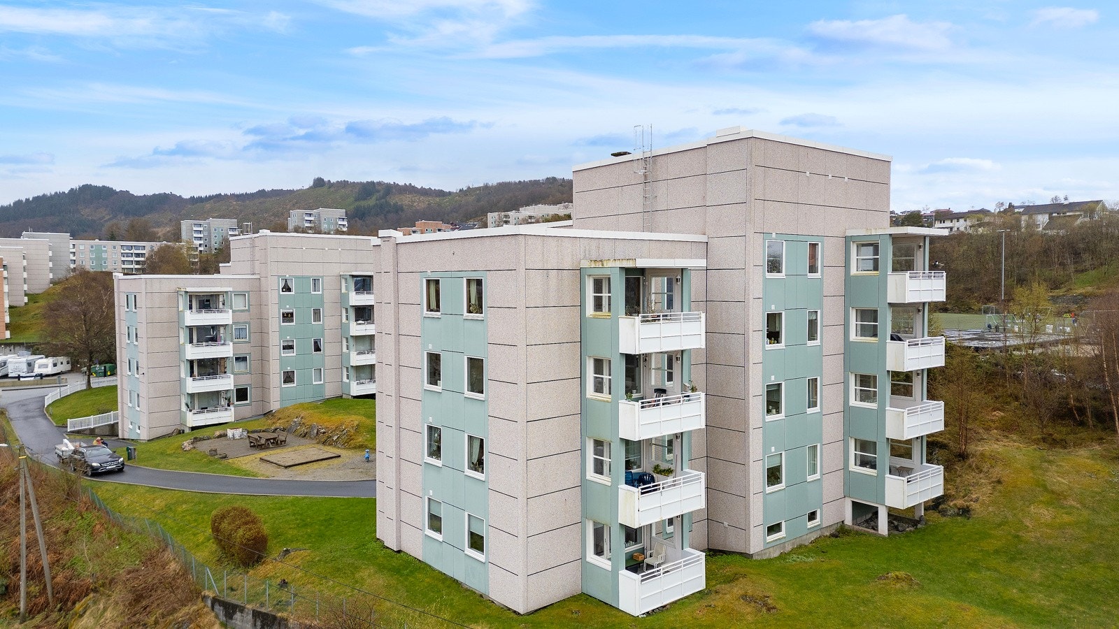 Toppe borettslag er med sine 521 andelsleiligheter - fordelt på 22 blokker - blant landets største borettslag. Borettslaget har egen driftsavdeling med seks ansatte, lekeplasser, ballbinge og skatebane. Galleribilde