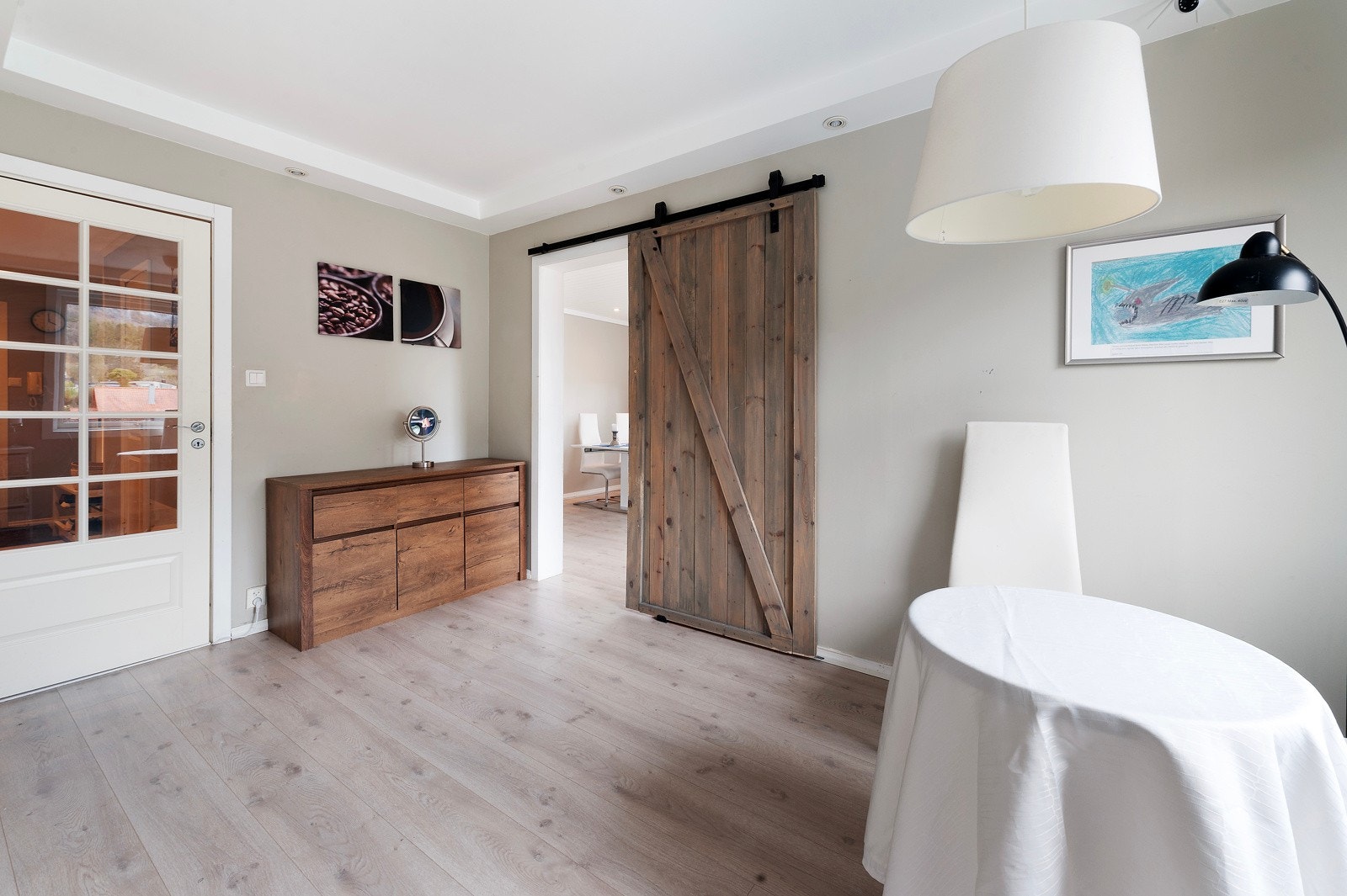 En praktisk skyvedør skiller kjøkken fra stuen. Galleribilde