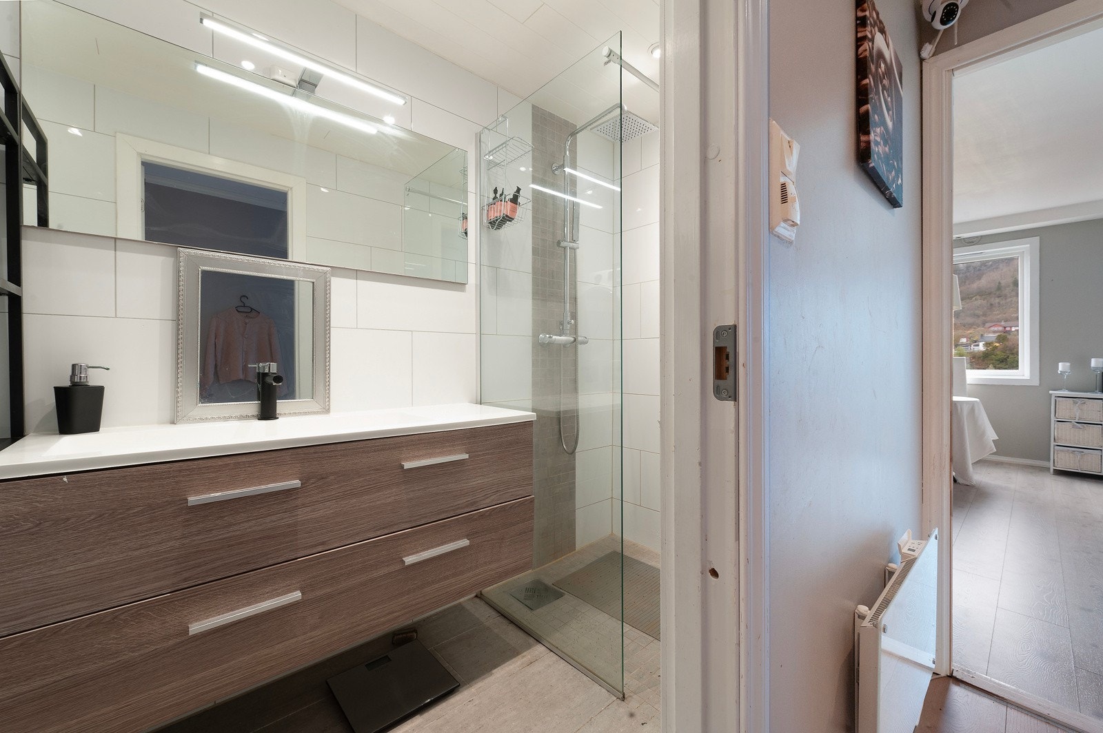 Pent baderom med fliser og dusj med glassvegg. Galleribilde