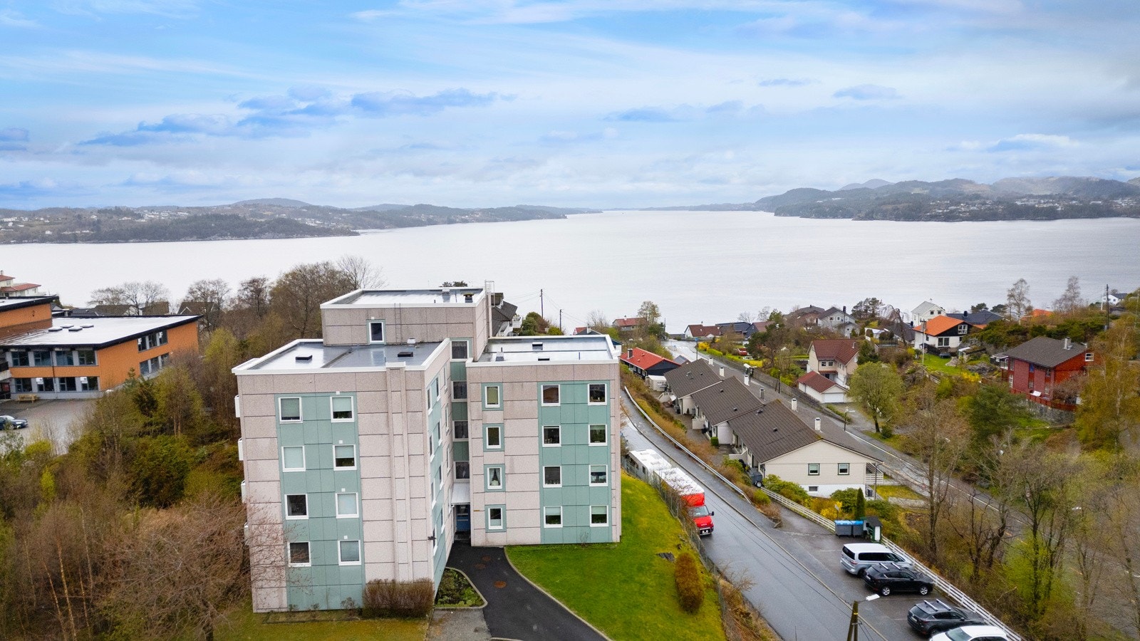 Lys og trivelig leilighet på skjermet beliggenhet i borettslaget | Utsøkte sol- og utsiktsforhold Galleribilde