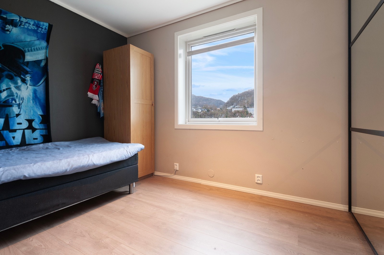 Boligens andre soverom passer ypperlig som et barnerom. Galleribilde