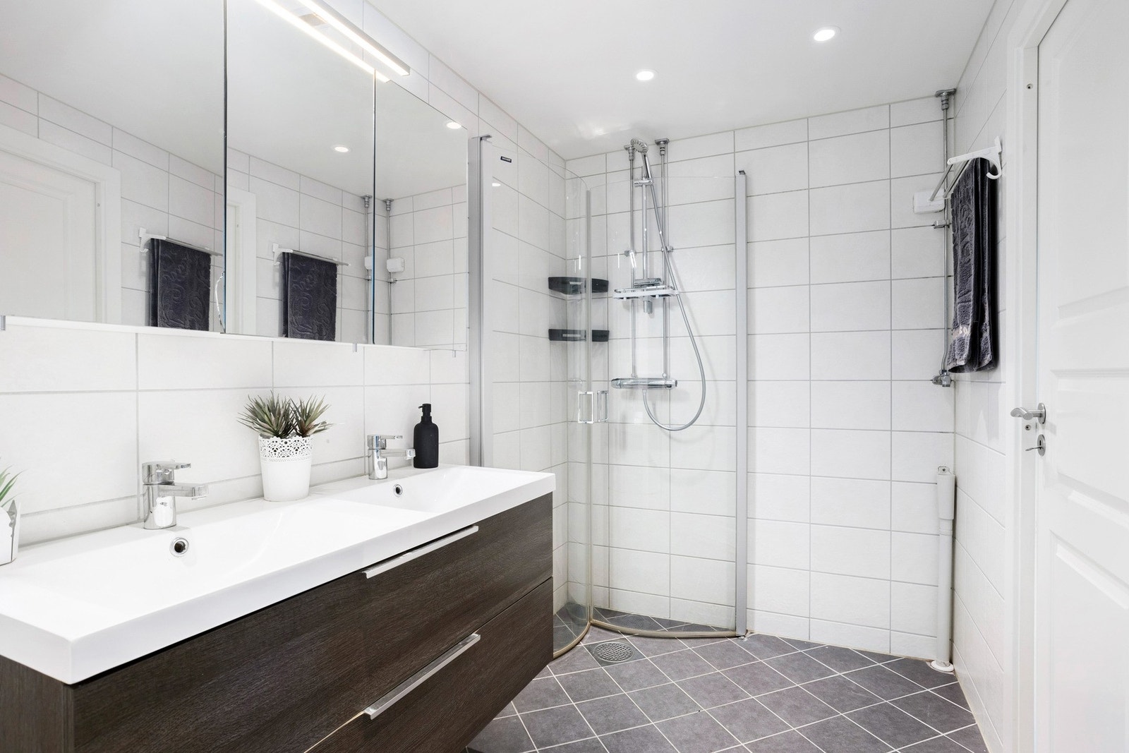 Flislagt baderom pusset opp i regi av borettslaget i 2019. Varme i gulv og downlights i himling. Galleribilde