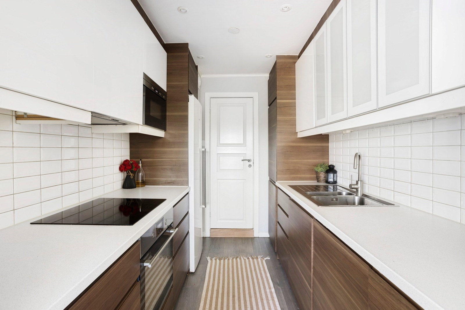 Delvis separat kjøkken fra 2018 med en kombinasjon av lyse og mørke fronter, benkeplate av laminat og nedfelt oppvaskkum. Galleribilde