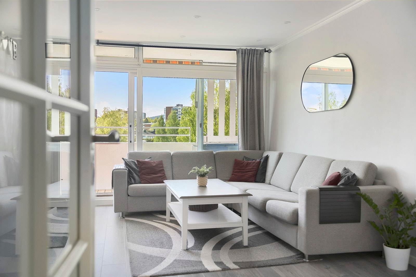 Oppholdsrommet har god plass til stor hjørnesofa med tilhørende møblement. Galleribilde