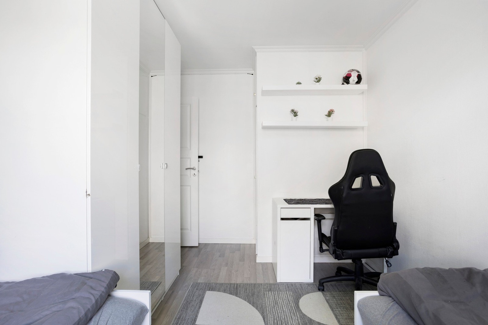 Om du trenger en kontorpult er det perfekt å bruke et av rommene til dette. Galleribilde