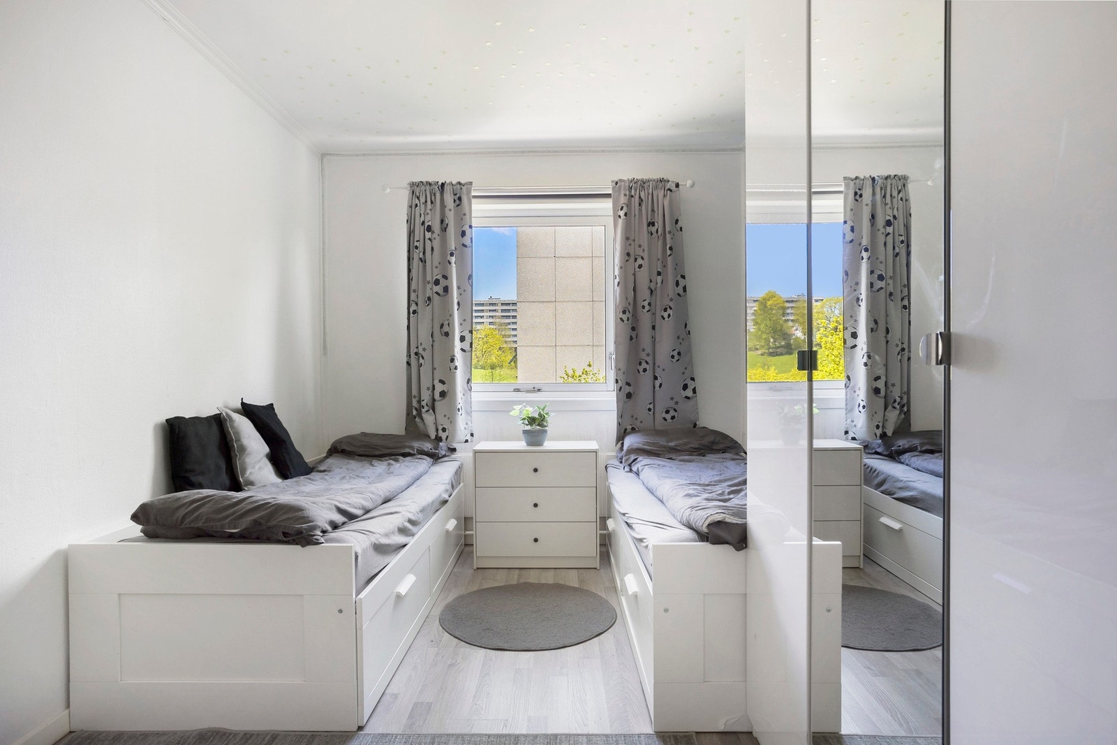 De to andre soverommene har også plass til seng og oppbevaringsmøblement. Galleribilde