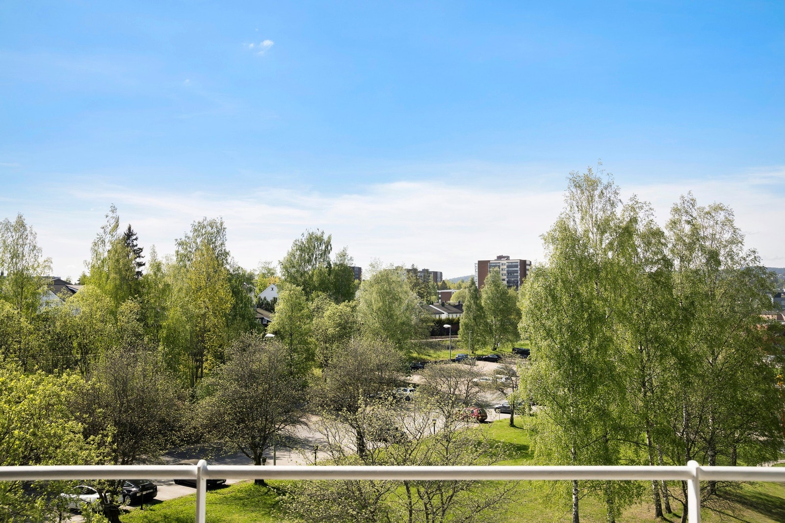 Her får du gleden av en solrik balkong med frodig og hyggelig utsyn mot fellesområder. Galleribilde